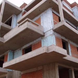 ΠΕΝΤΑΟΡΟΦΗ ΟΙΚΟΔΟΜΗ ΜΕ ΥΠΟΓΕΙΟ PILOTIS ΚΑΙ ΔΩΜΑ